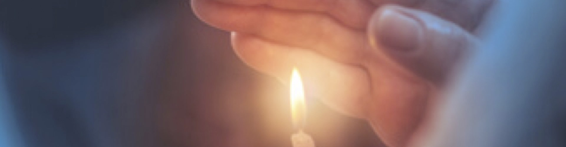 Soluciones Entidades Religiosas cabecera - Mano agarrando una vela encendida - Caja Rural de Navarra Soluciones Entidades Religiosas cabecera - Mano agarrando una vela encendida - Caja Rural de Navarra