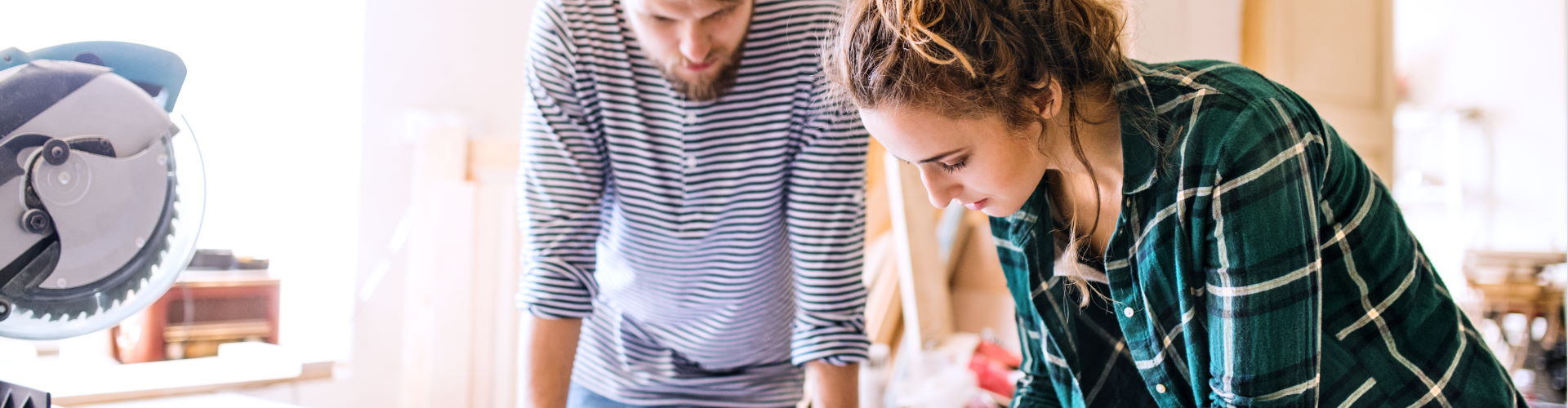 ¿Conoces el Programa Inicia para emprendedores? Jovenes emprendedores trabajando en proyecto